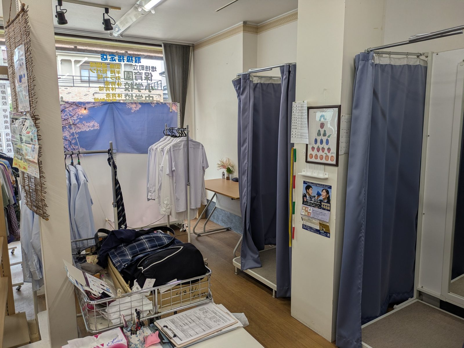 ファッションハウス しおざわ 店内・採寸スペース